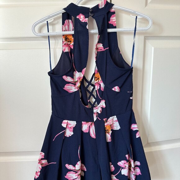 Floral Crisscross Romper - Picture 4 of 5